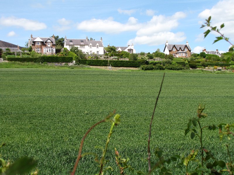 uitzicht op bowden.jpg - De eerste plaats waar we doorheen wandelen, Bowden. Fraaie huizen langs de rand van het dorp.